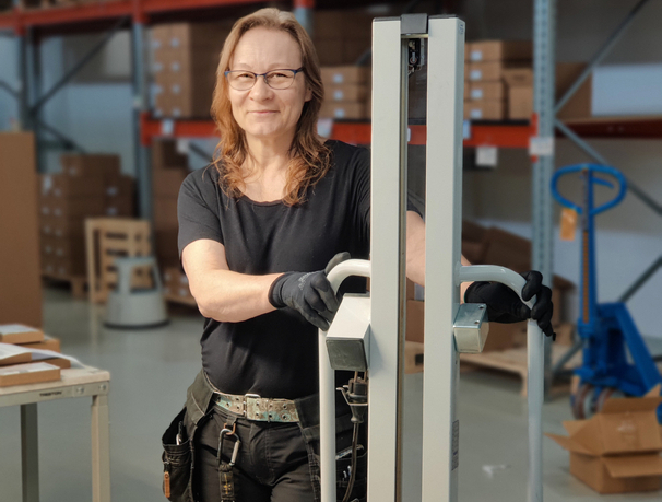 Elina, Dispatch Worker